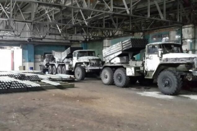 Терористи забили під зав'язку склад луганського заводу російською військовою технікою: фотофакт