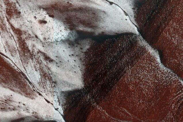 NASA засняла необычные льды на скалах Марса