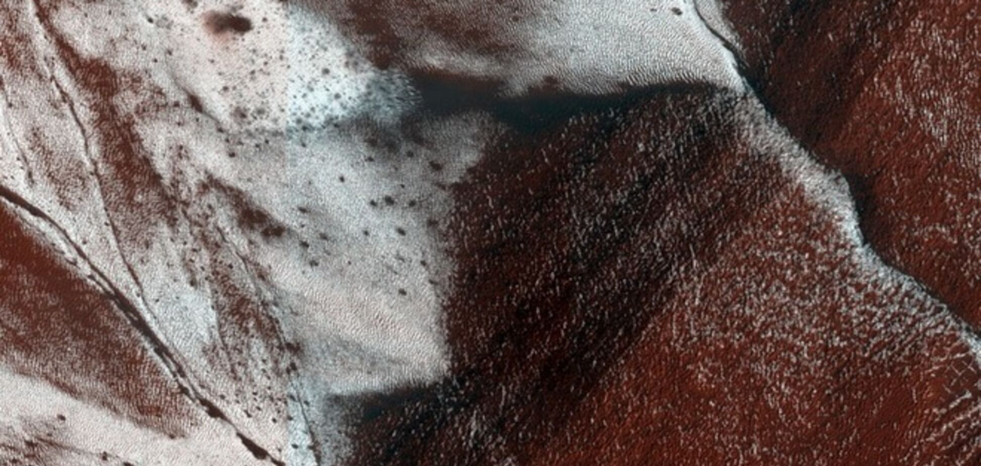 NASA засняла необычные льды на скалах Марса