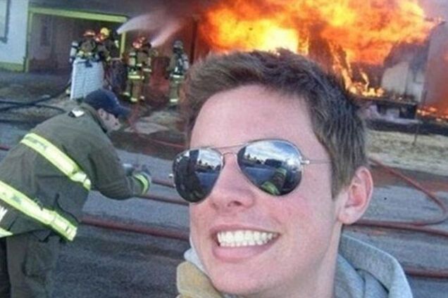 Глупые и смешные: в Британии сделали подборку самых неуместных фото-селфи