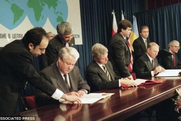 Запад струсил и тоже нарушил Будапештский меморандум - Frankfurter Rundschau