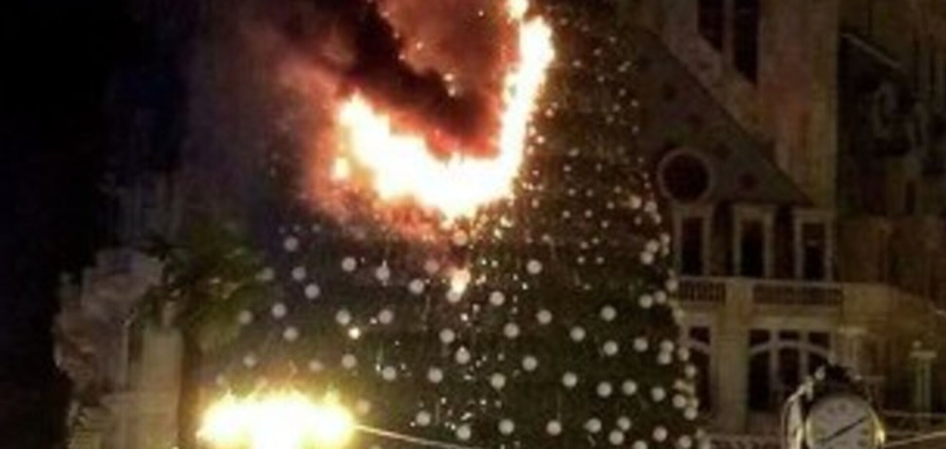 В центре Батуми зажглась новогодняя елка и частично сгорела дотла. Фотофакт