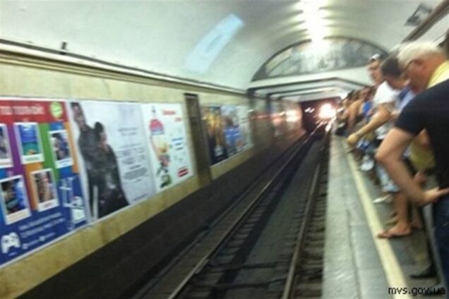 У Києві чоловік кинувся під поїзд метро