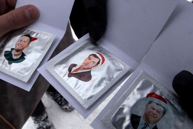 Главные оппозиционеры России стали 'лицом' презервативов в Москве: фото- и видеофакт