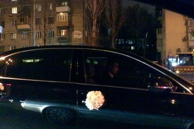 Первый свадебный кортеж Жени Тимошенко приехал к 'Олимпийскому' пустым