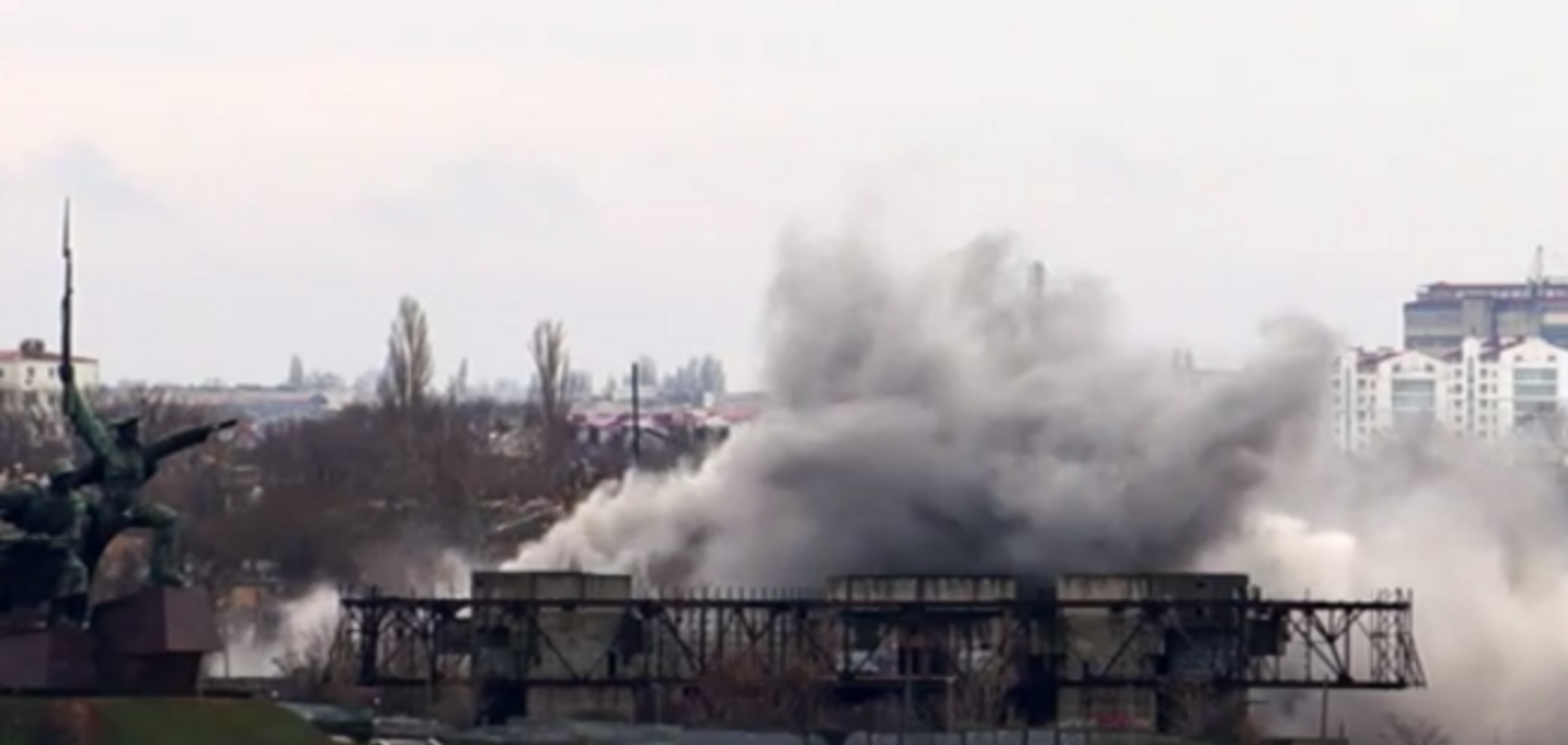 Добили: видео третьего взрыва 16-этажной 'пизанской башни' в Севастополе