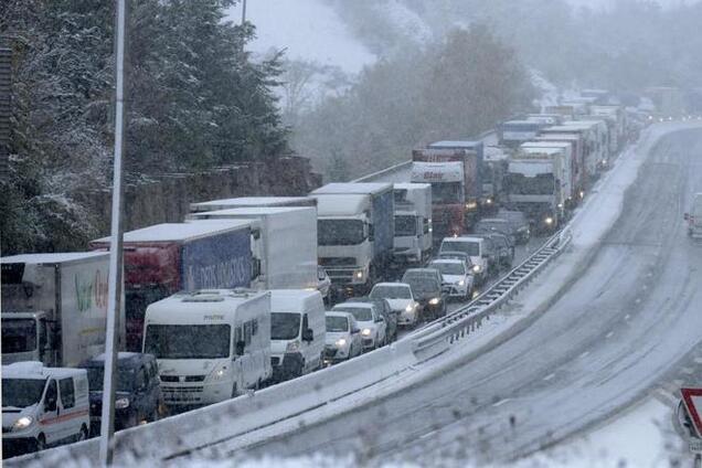 Во Франции сильные снегопады парализовали движение. Опубликованы фото и видео