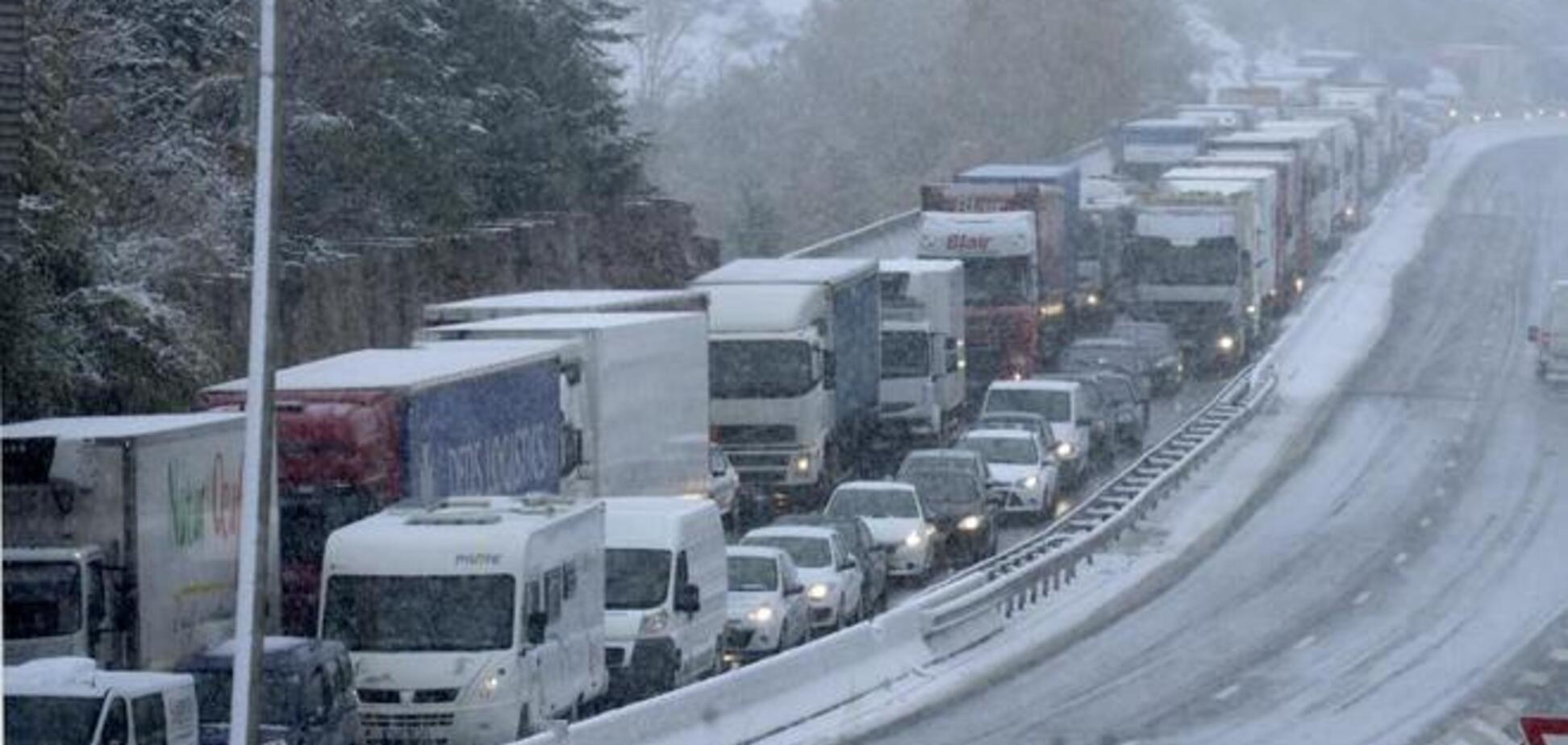Во Франции сильные снегопады парализовали движение. Опубликованы фото и видео