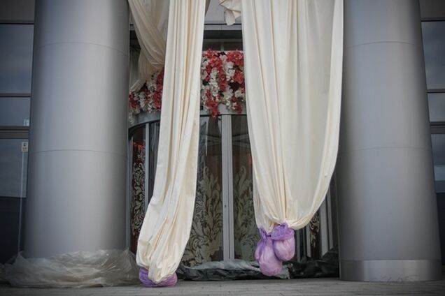 На свадьбу дочери Тимошенко прибыли первые гости, а также врачи 'скорой'