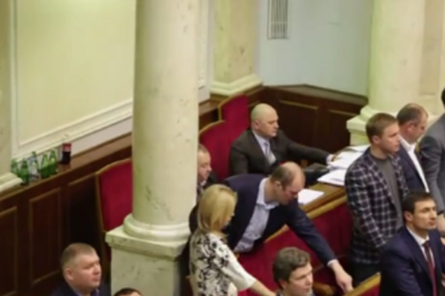 Нардепа от 'Народного Фронта' поймали на кнопкодавстве: видеофакт