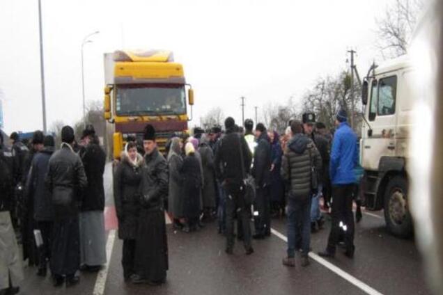 Священники Московского патриархата в Ривне не пропустили грузовики с телами бойцов АТО: фото 