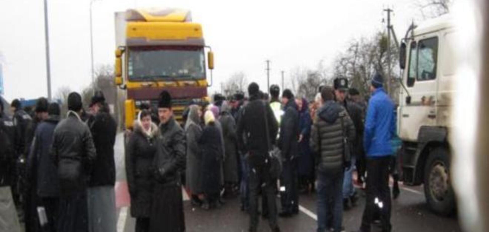 Священники Московского патриархата в Ривне не пропустили грузовики с телами бойцов АТО: фото 