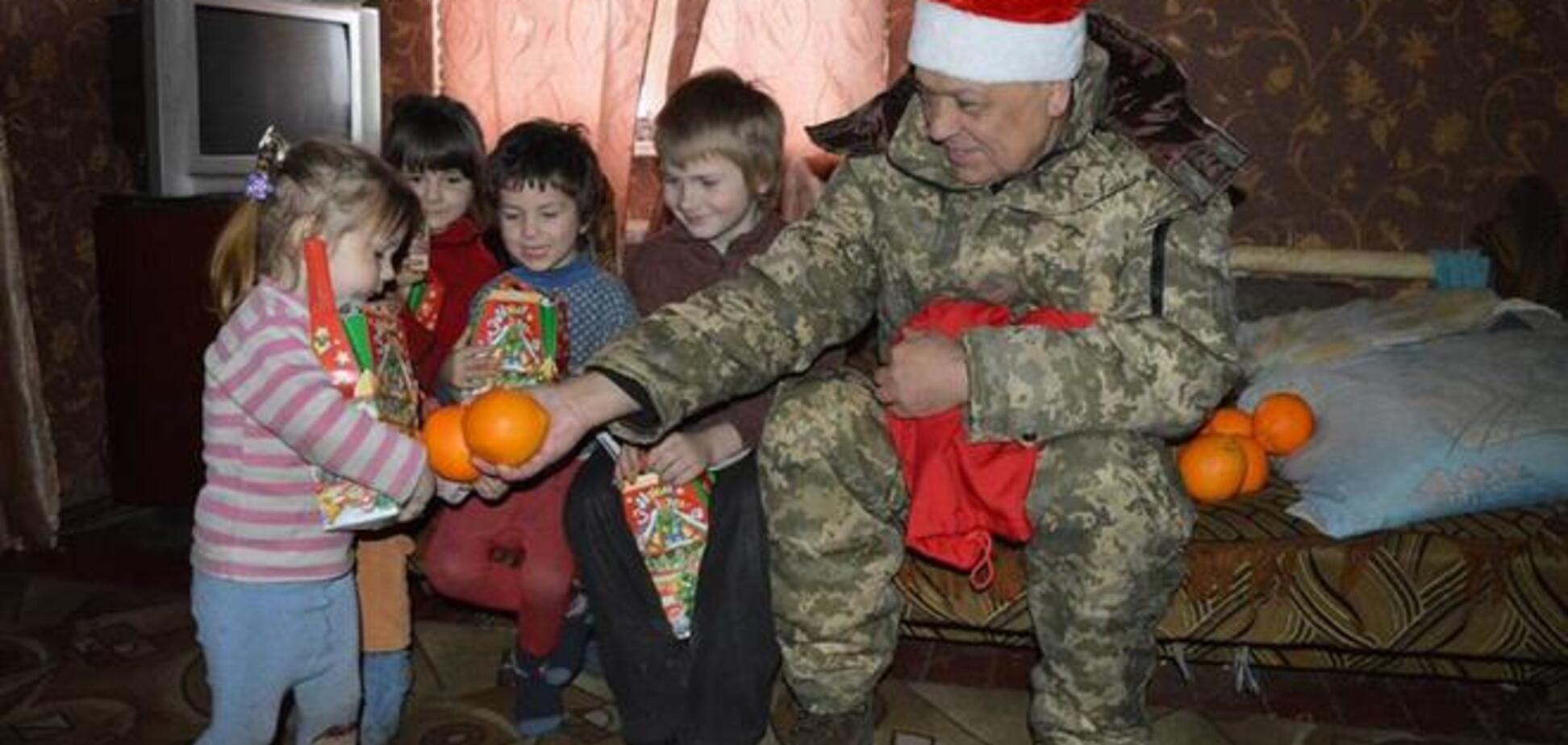 Появились фото, как Дед Мороз-Москаль пробрался мимо боевиков 'ЛНР' и накормил детей апельсинами