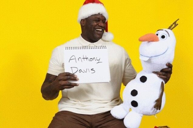 Знаменитый Шакил О'Нил в роли Санта-Клауса решил поиздеваться над баскетболистами