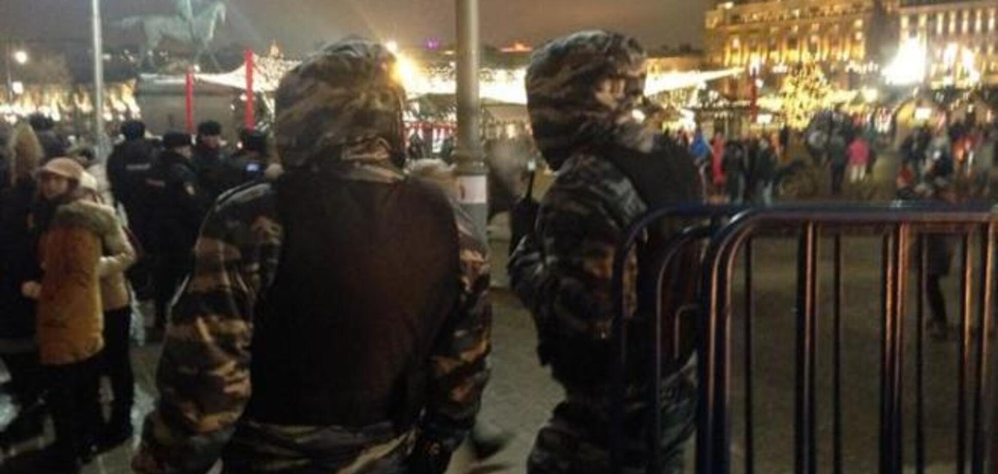 В Москве на Манежной площади появились силовики, заграждения и автозаки. Фотофакт