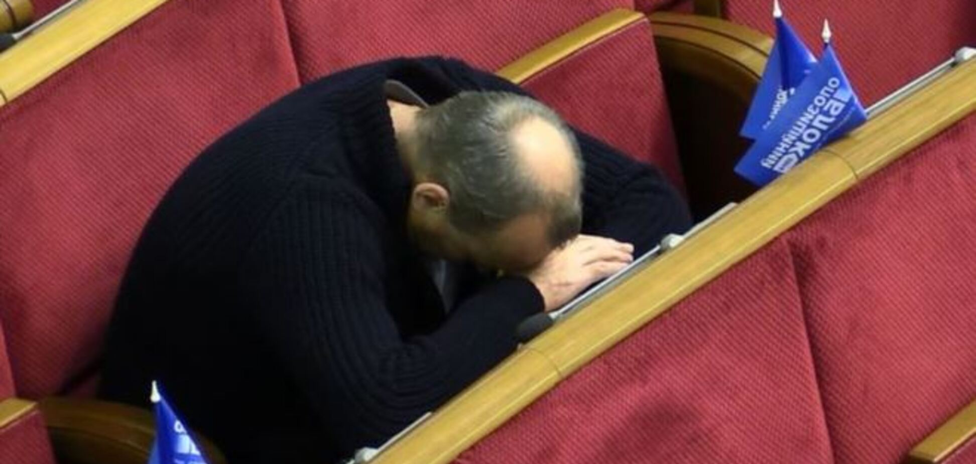 Сны про бюджет. Нардепы засыпали прямо в сессионном зале: опубликованы фото