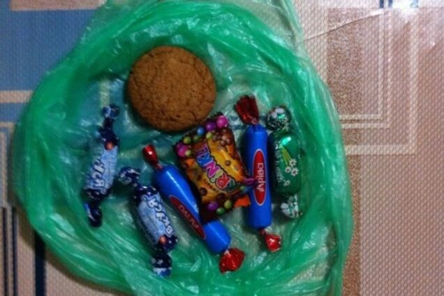 Подарки к Новому году детям от 'ЛНР': одно печенье и шесть конфет