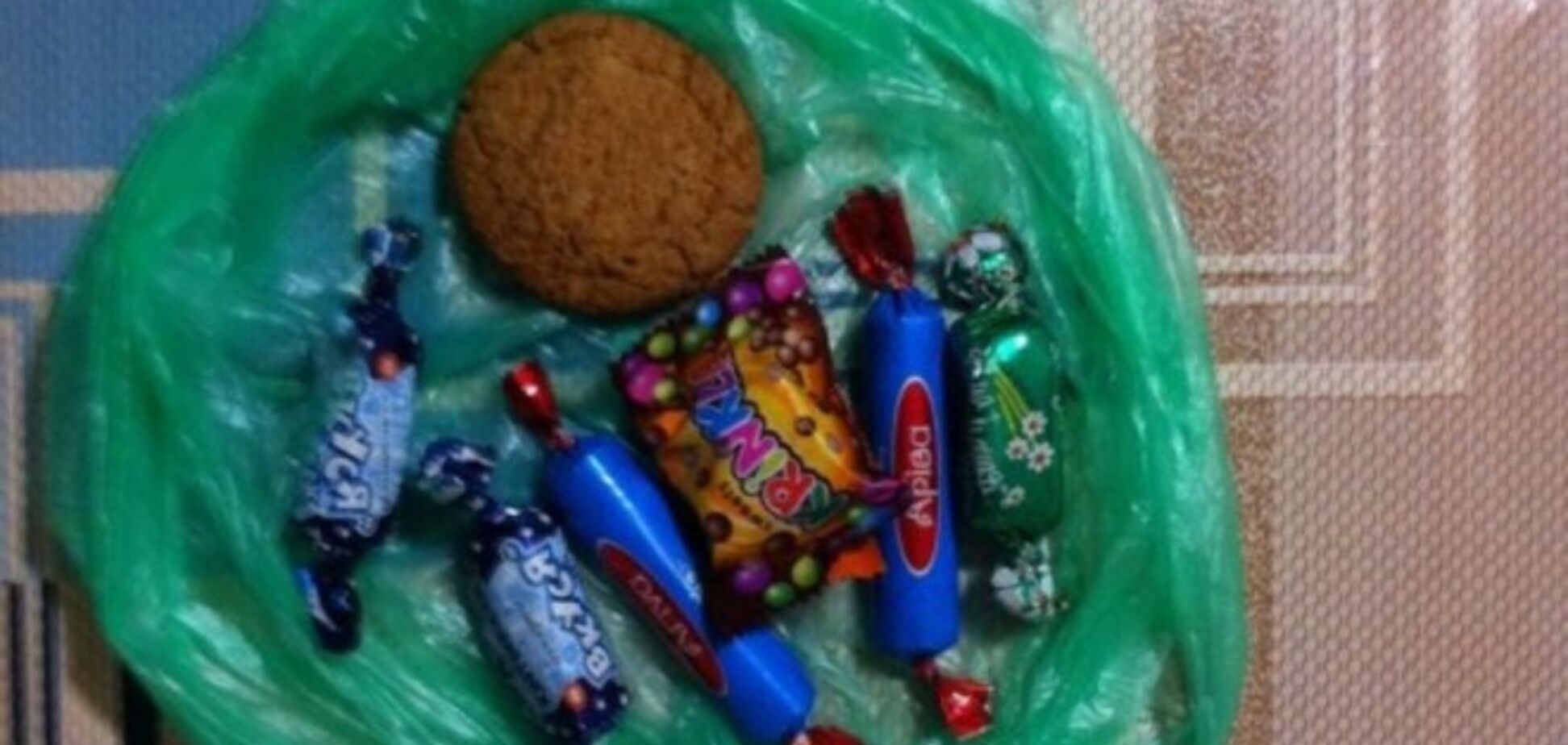 Подарки к Новому году детям от 'ЛНР': одно печенье и шесть конфет