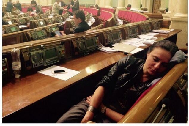 Ой ходить сон коло вікон. Реакция соцсетей на 'бюджетную ночь' в Раде