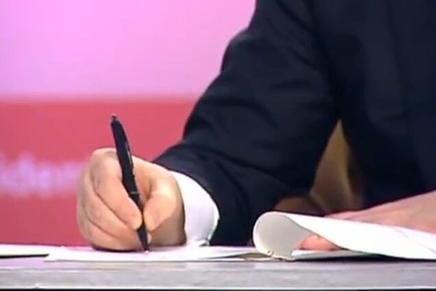 Порошенко подписал закон о внеблоковом статусе и сказал, когда пройдет референдум о вступлении в НАТО