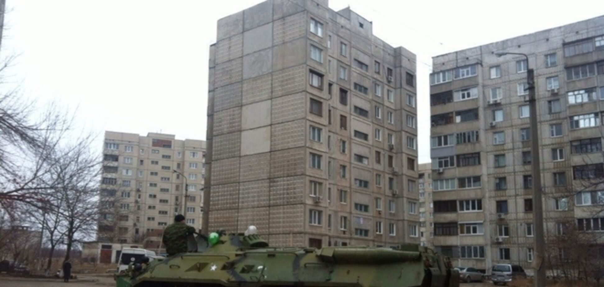 В Луганске террористы приезжают к невестам прямо на БТРах: фото свадебного 'кортежа'