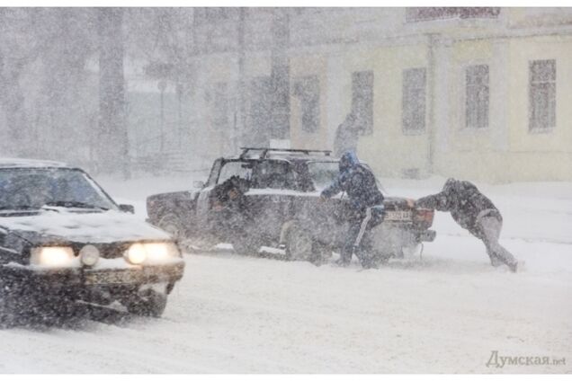 Снегопад парализовал движение на Юге Украины: список перекрытых дорог