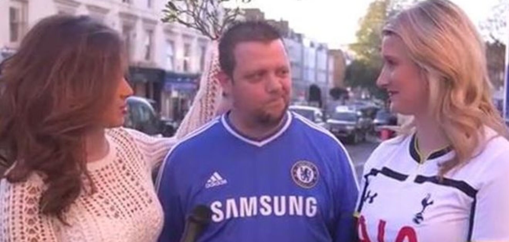 Фанаты 'Челси' категорически не хотят целовать болельщицу 'Тоттенхэма': видео