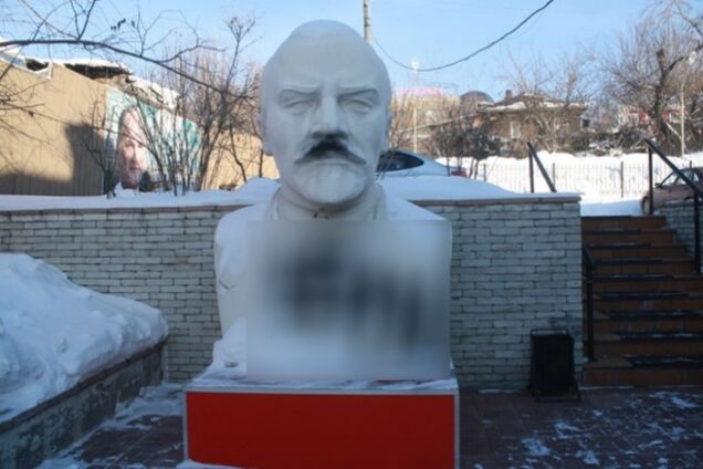 КПРФ побачила слід українців у вусах, що домалювали пам'ятнику Леніна в Новосибірську