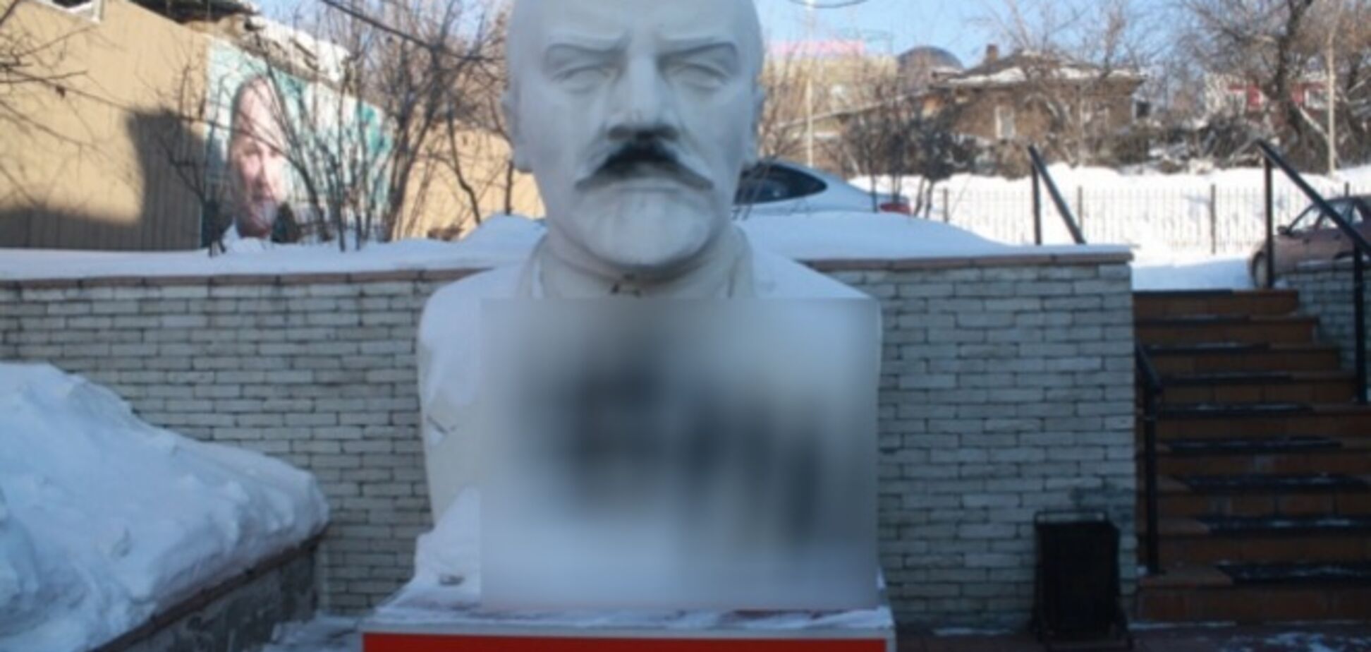 КПРФ побачила слід українців у вусах, що домалювали пам'ятнику Леніна в Новосибірську