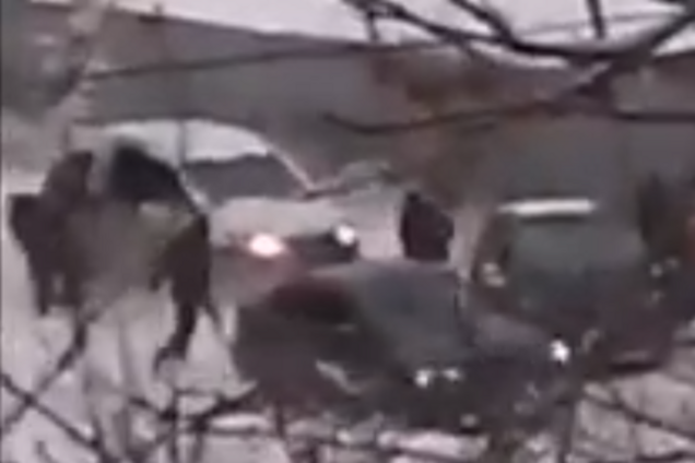 В Донецке боевики продолжают похищать людей и угонять автомобили: видеофакт