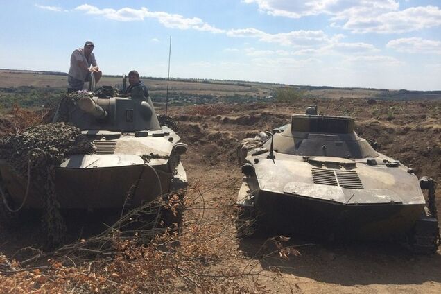 Россия привлекла гражданских лиц для ремонта военного 'металлолома' на границе с Украиной: фотофакт