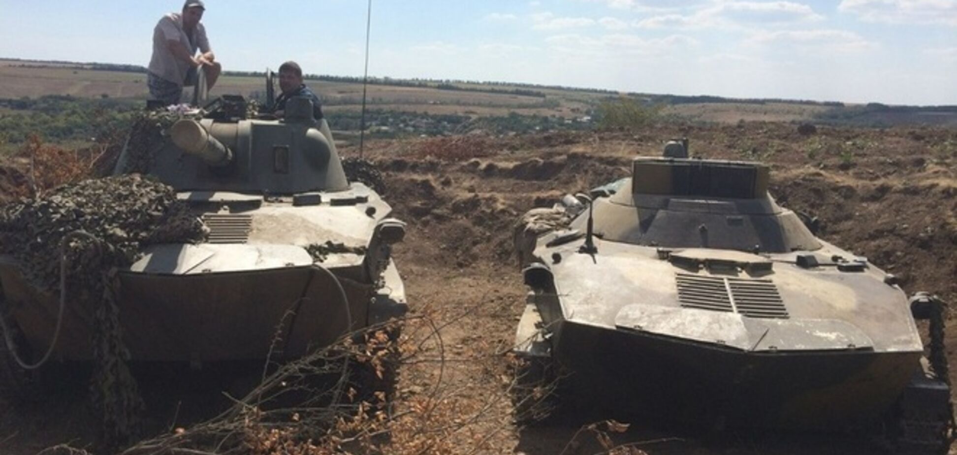 Росія залучила цивільних осіб для ремонту військового 'металобрухту' на кордоні з Україною: фотофакт