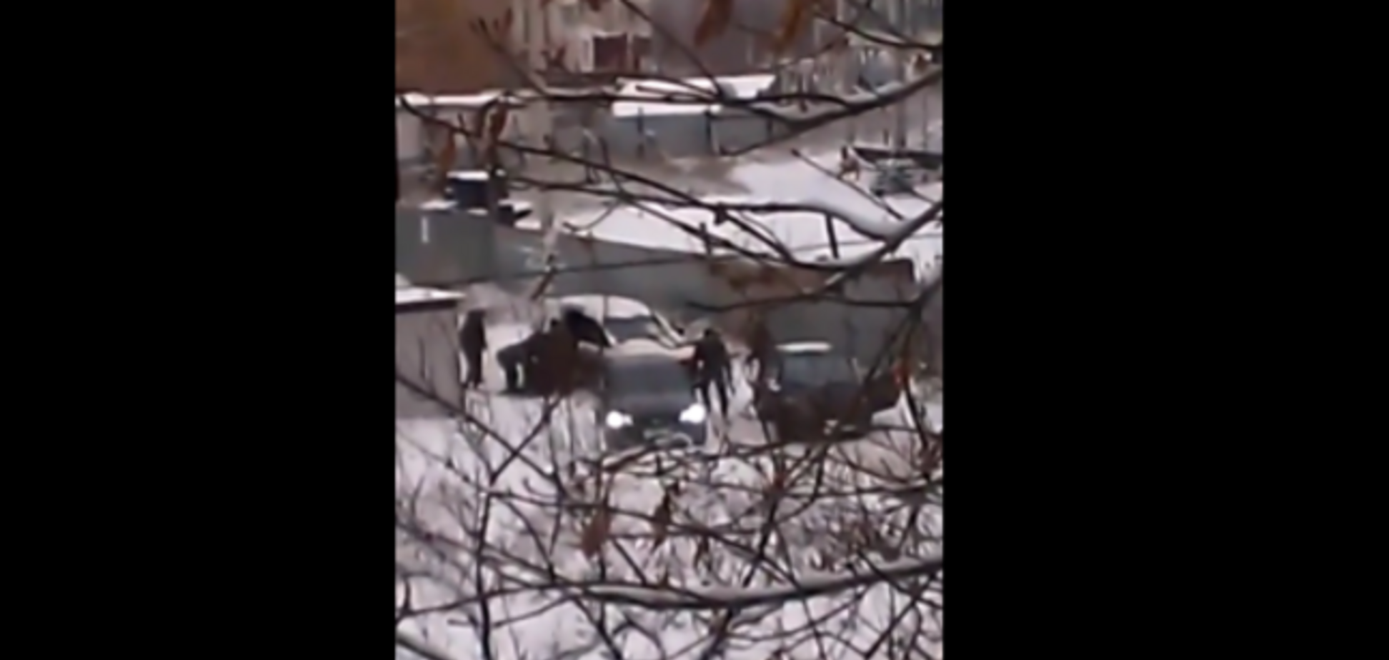 Дончанам удалось снять на видео, как террористы среди бела дня выкрали молодую семейную пару