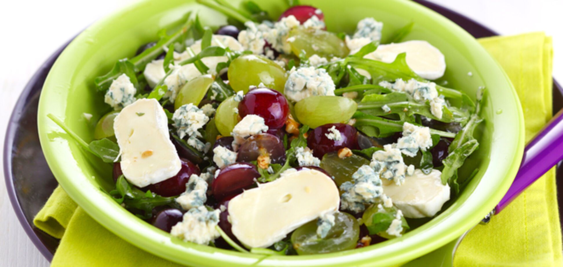 Салат с рукколой, виноградом и маринованным сыром