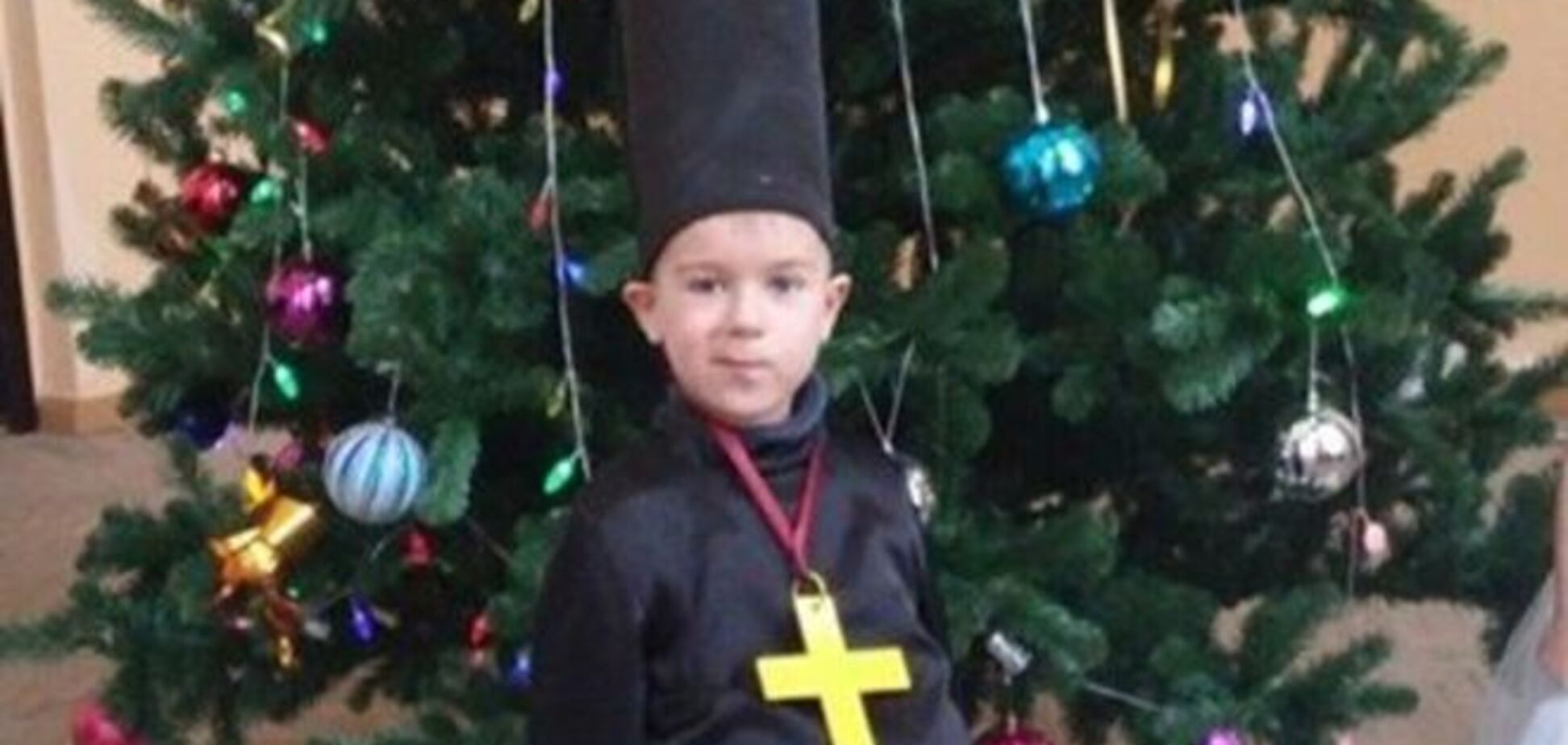 В сети появилось смешное фото мальчика в новогоднем костюме попа 