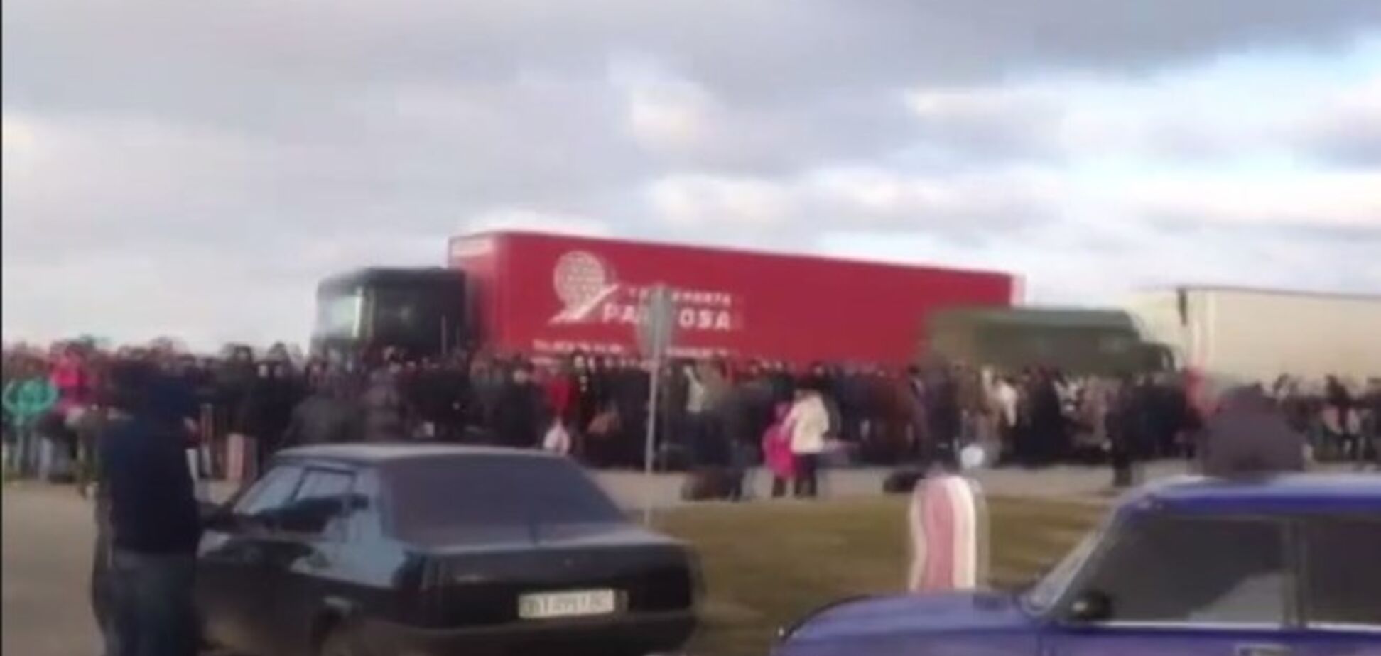 Крымчане выстроились в огромную очередь на 'Чонгаре', чтобы попасть в Украину: опубликовано видео