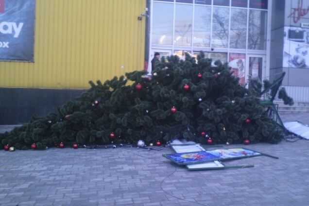 Опубликованы фото и видео последствий 10-балльного шторма в Мариуполе: снесло елку