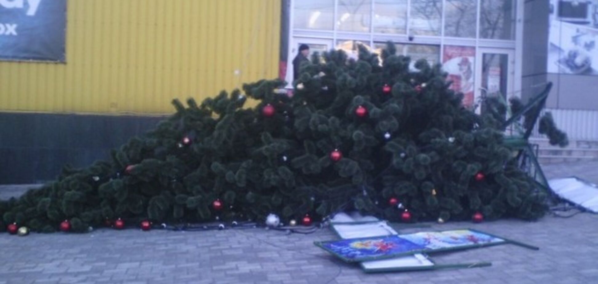 Опубликованы фото и видео последствий 10-балльного шторма в Мариуполе: снесло елку