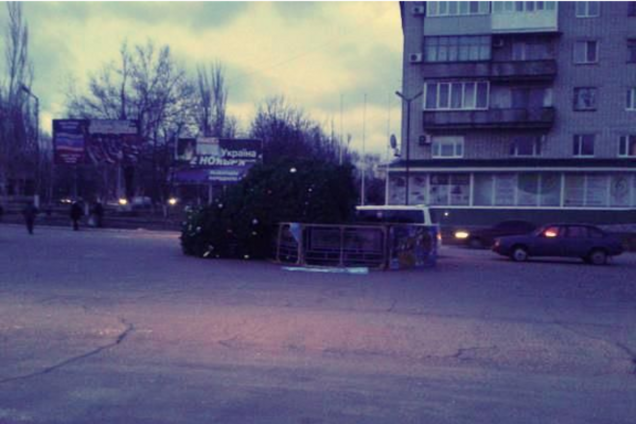 Плохой знак для террористов: в оккупированном Новоазовске завалилась новогодняя елка. Фотофакт