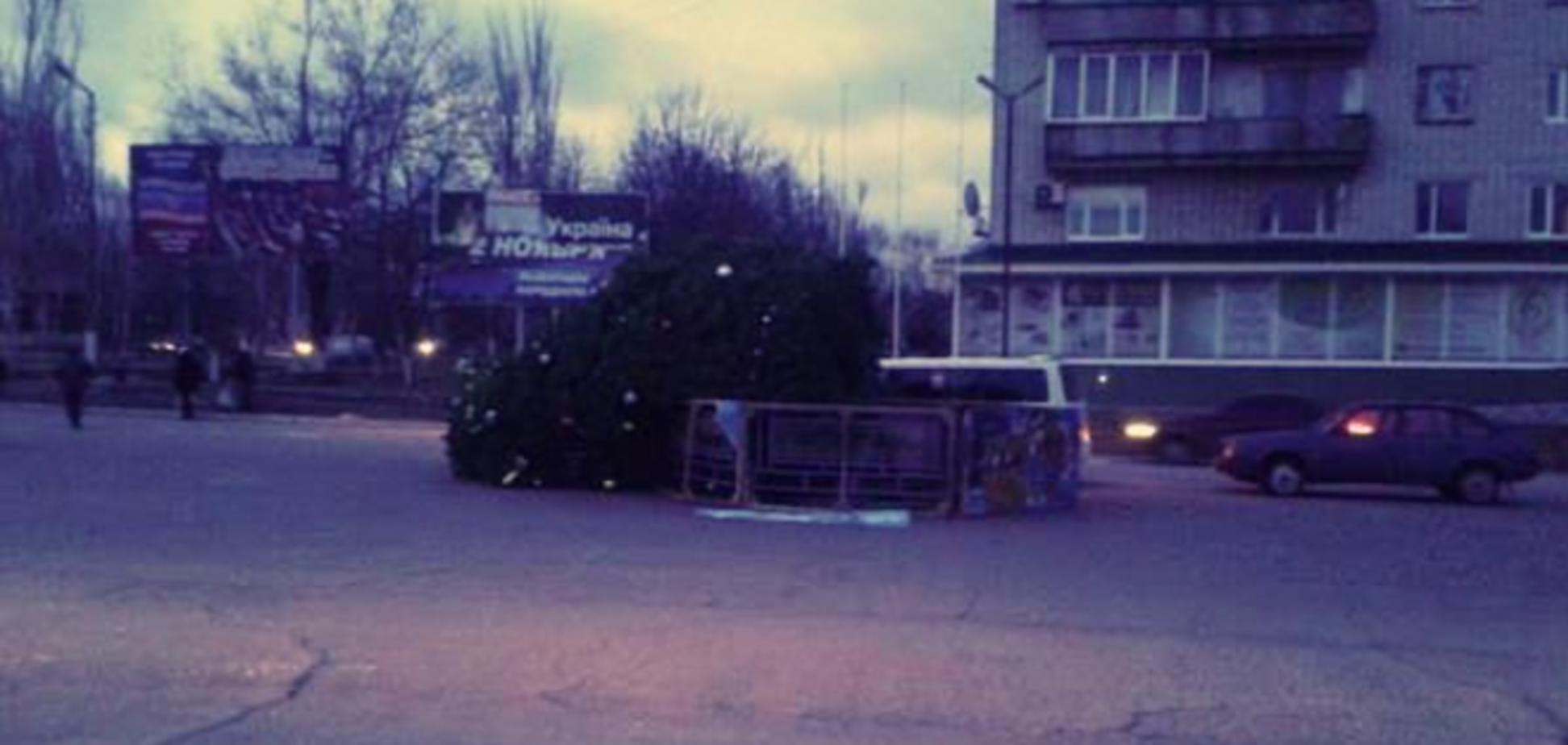 Плохой знак для террористов: в оккупированном Новоазовске завалилась новогодняя елка. Фотофакт