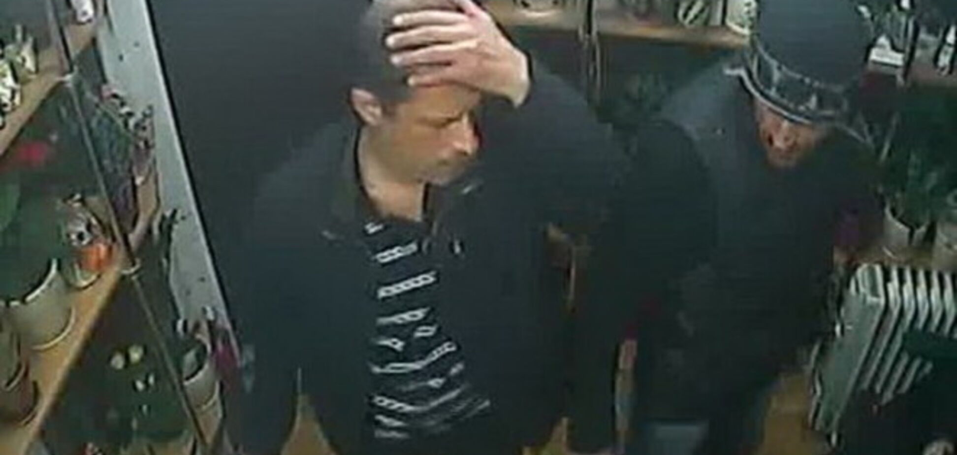В Киеве бандиты ограбили продавца цветочного магазина: фото и видео