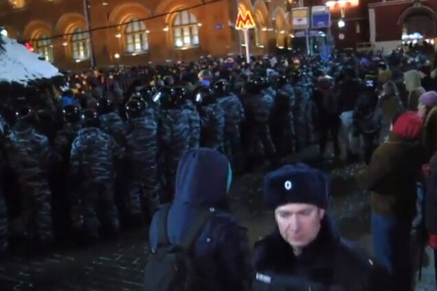 Московская полиция увидела только 100 задержанных протестующих на Манежной площади