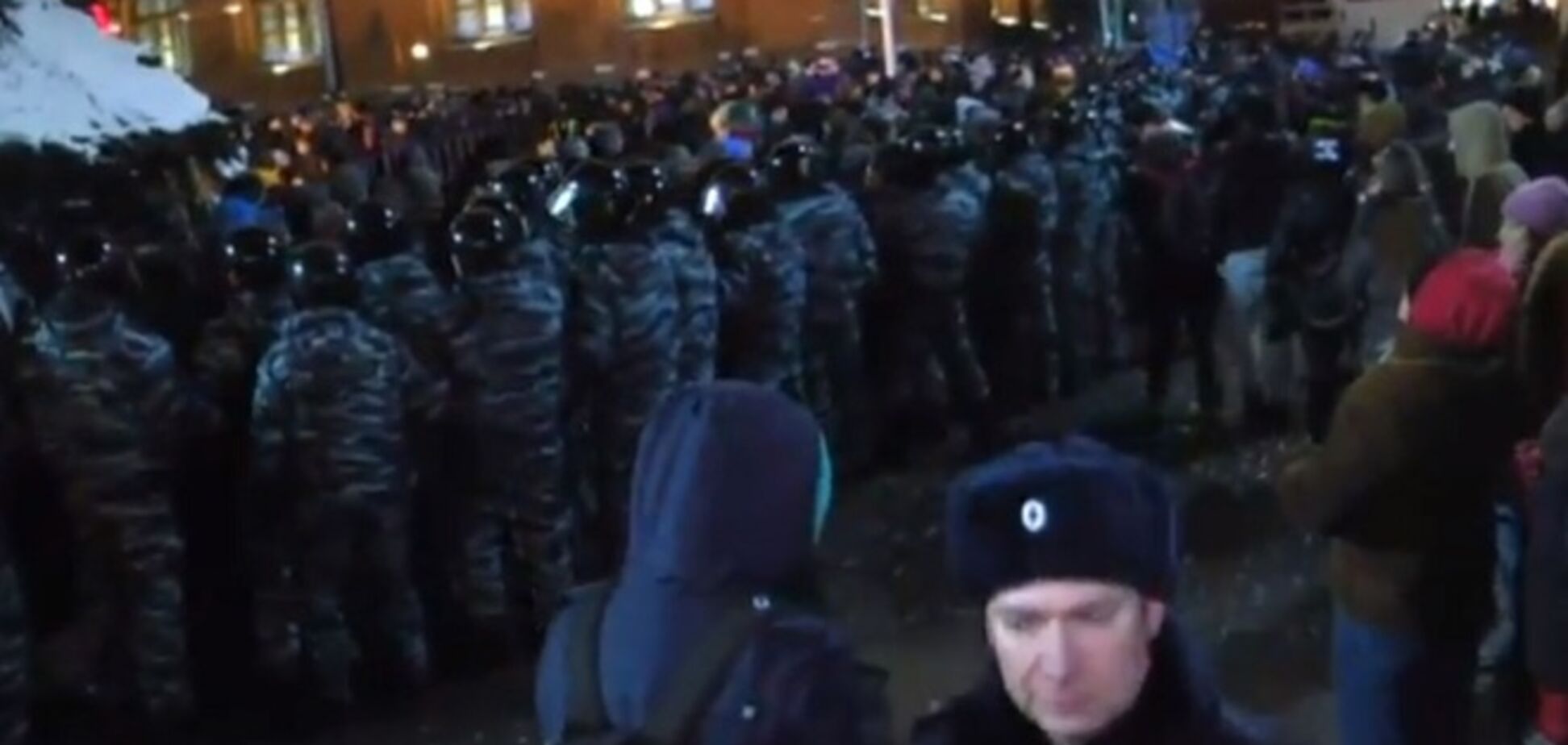 Московская полиция увидела только 100 задержанных протестующих на Манежной площади