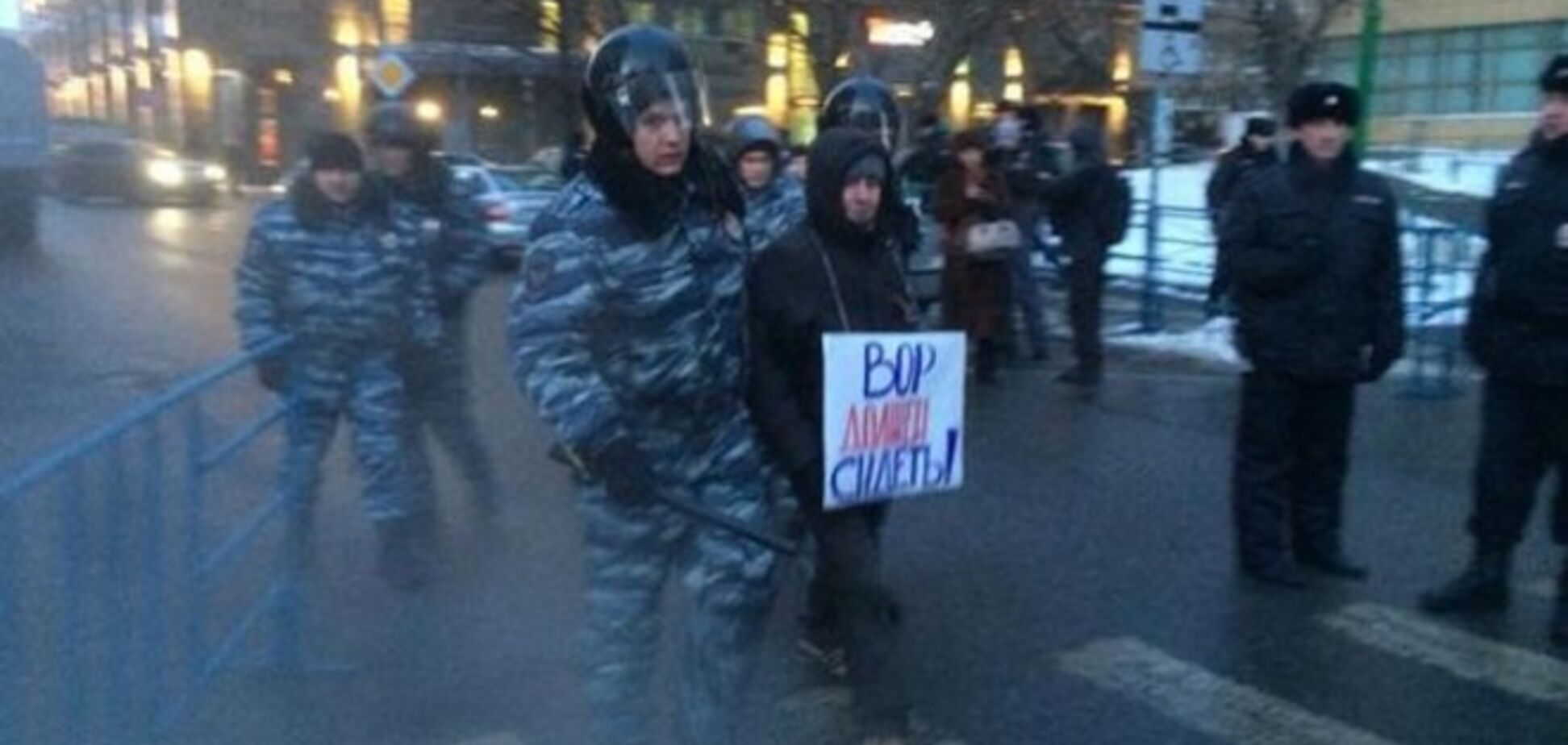 Полиция начала задержания у суда по делу Навальных