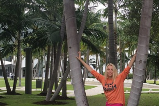 Оля Полякова устроила в Майами 'рождественскую пальму'