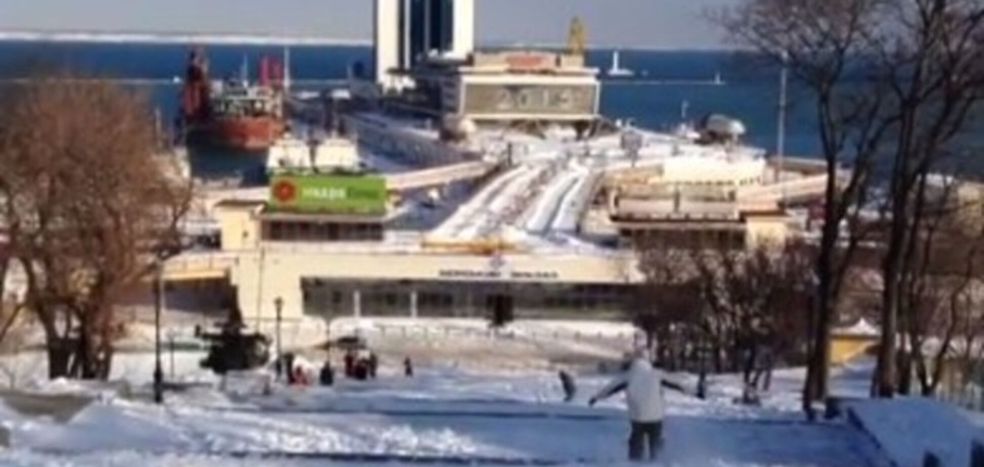 В Одессе экстремалы освоили Потемкинскую лестницу: видео снежных гонок