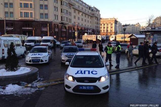 Кремль готовится к масштабному митингу: вход на Манежную перекрыт полицией со всех сторон