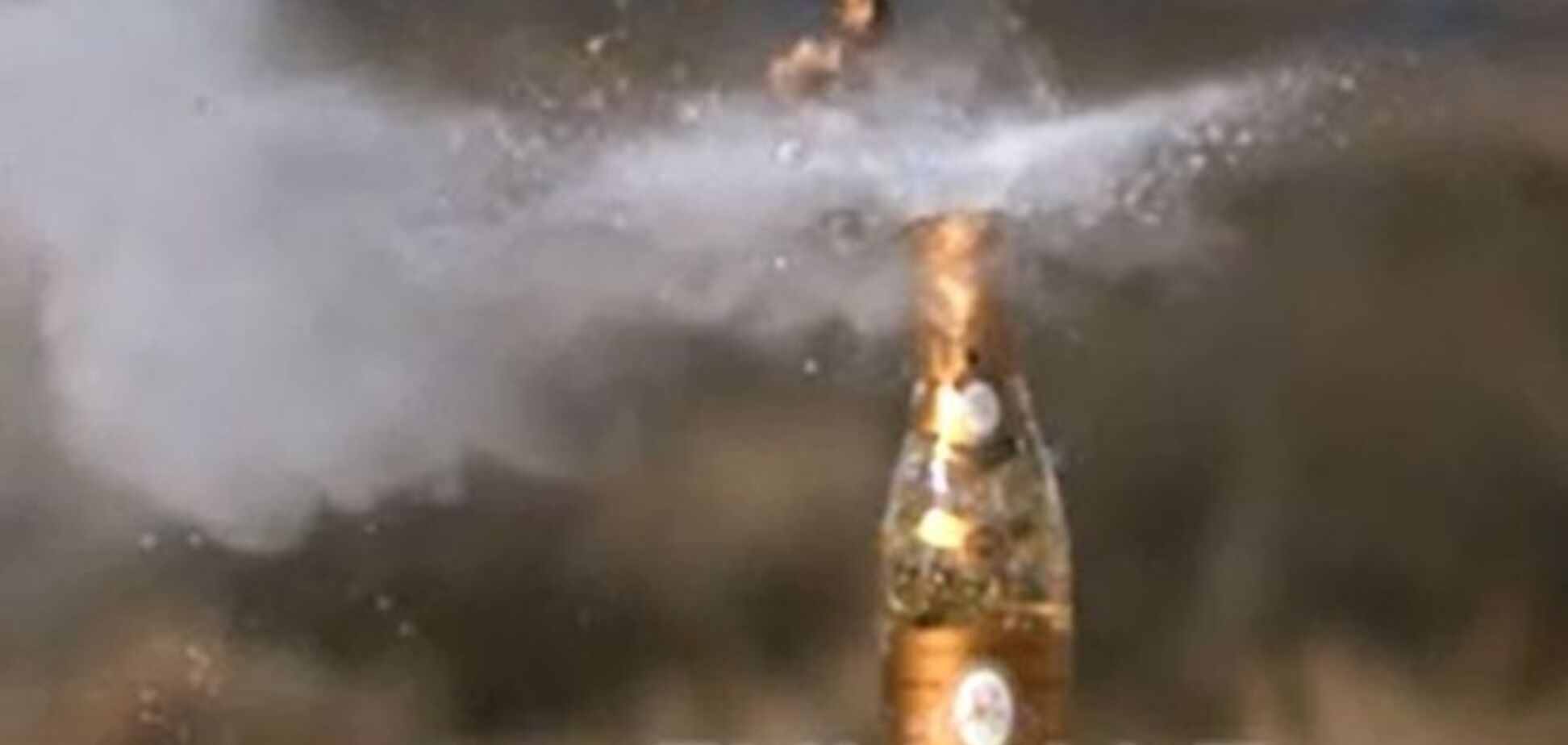 Американец открыл шампанское при помощи снайперской винтовки: опубликовано видео