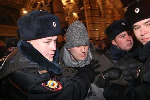Навального привезли додому і не випускають з квартири