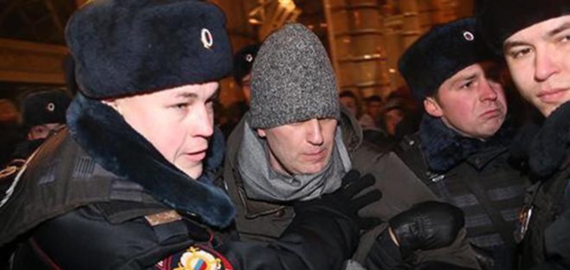 Навального привезли домой и не выпускают из квартиры